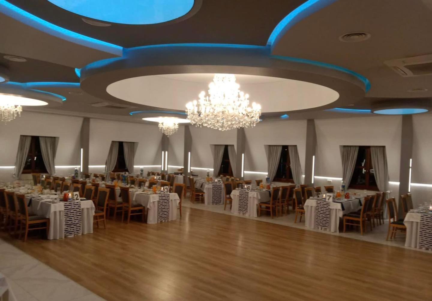 Hotel I Restauracja Borowianka ออสทรุฟ วีแยลคอพพอลสกี ภายนอก รูปภาพ