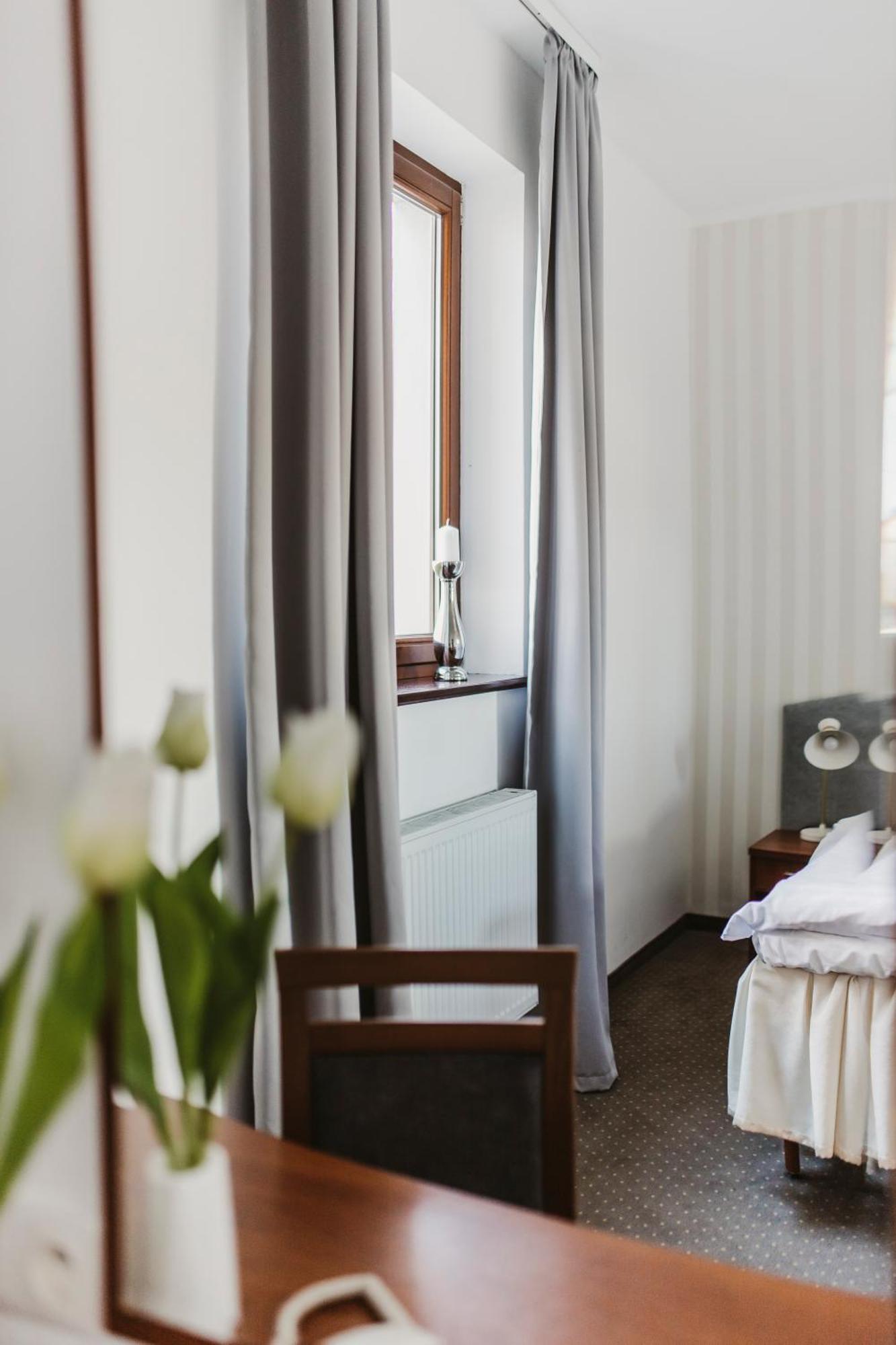 Hotel I Restauracja Borowianka ออสทรุฟ วีแยลคอพพอลสกี ภายนอก รูปภาพ
