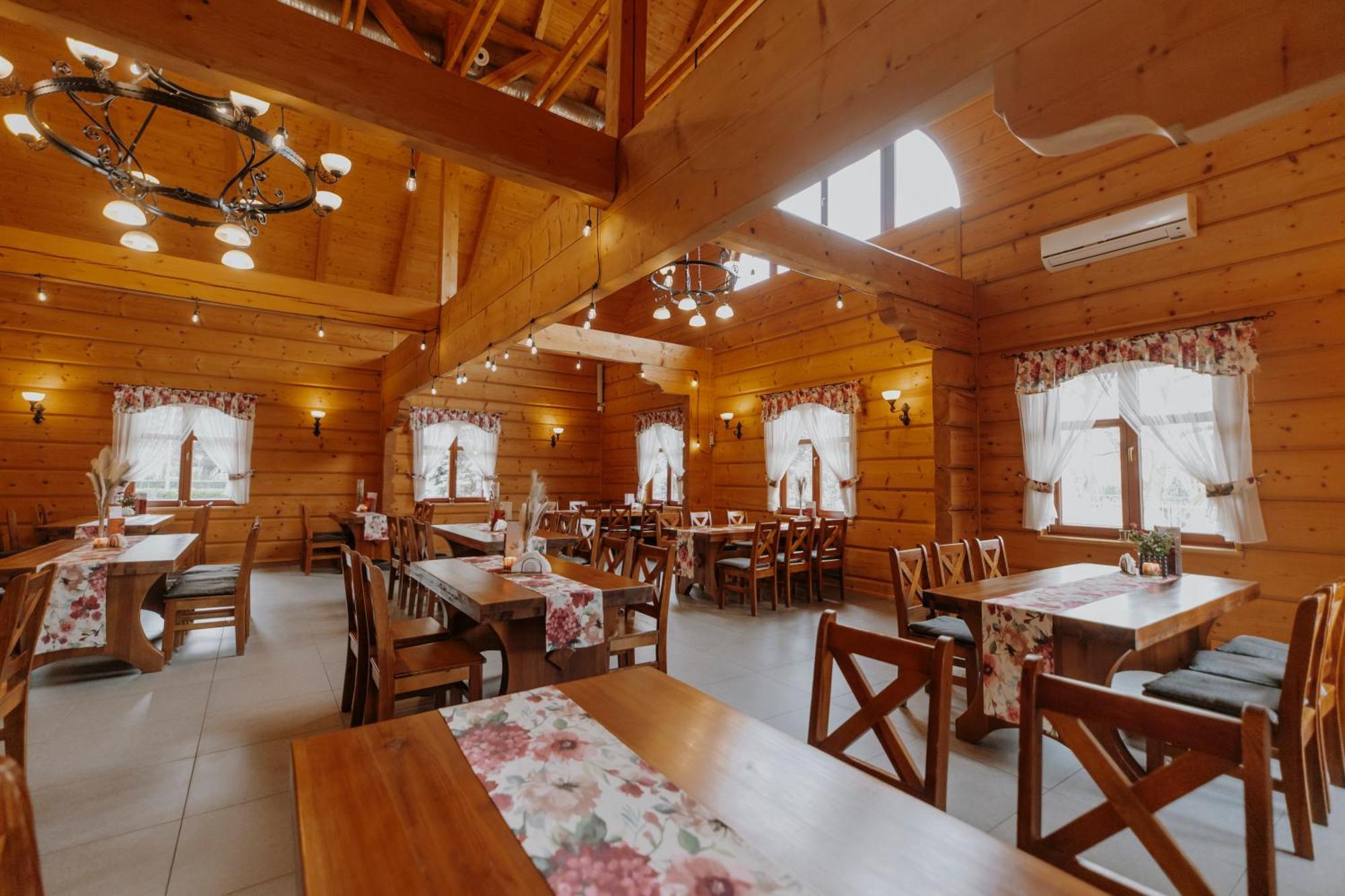 Hotel I Restauracja Borowianka ออสทรุฟ วีแยลคอพพอลสกี ภายนอก รูปภาพ