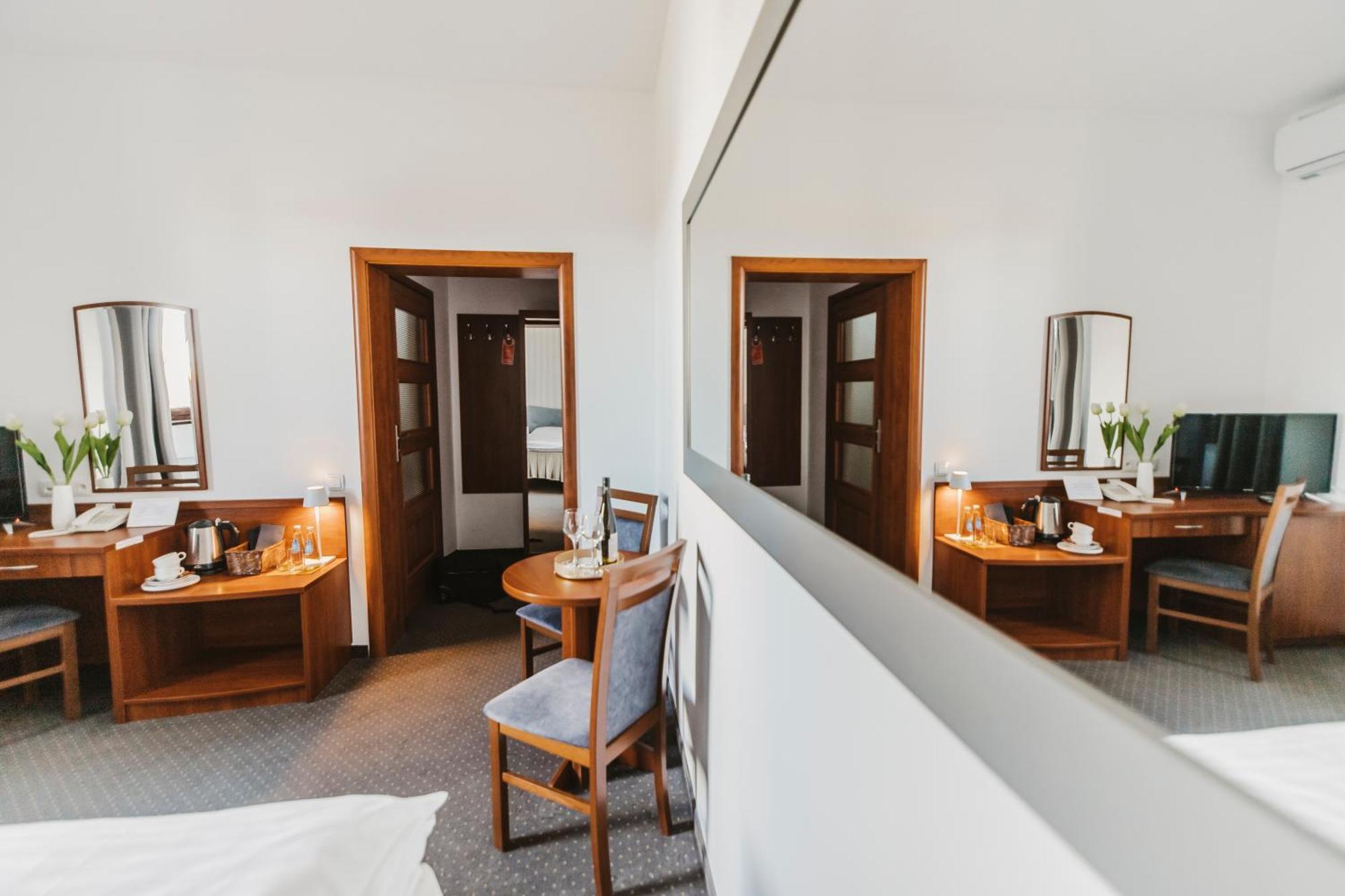 Hotel I Restauracja Borowianka ออสทรุฟ วีแยลคอพพอลสกี ภายนอก รูปภาพ