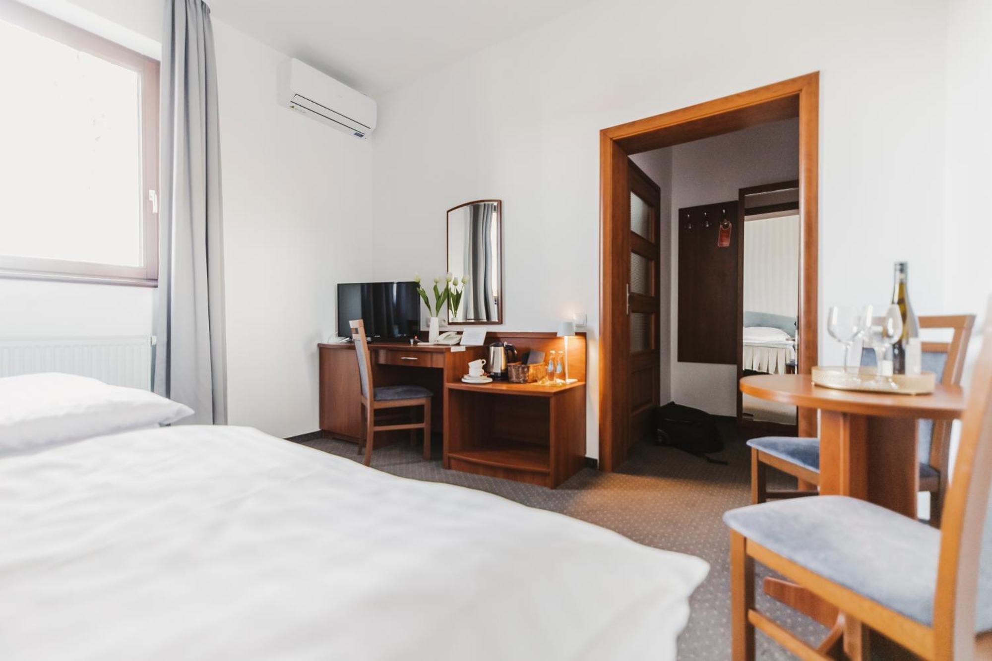 Hotel I Restauracja Borowianka ออสทรุฟ วีแยลคอพพอลสกี ภายนอก รูปภาพ