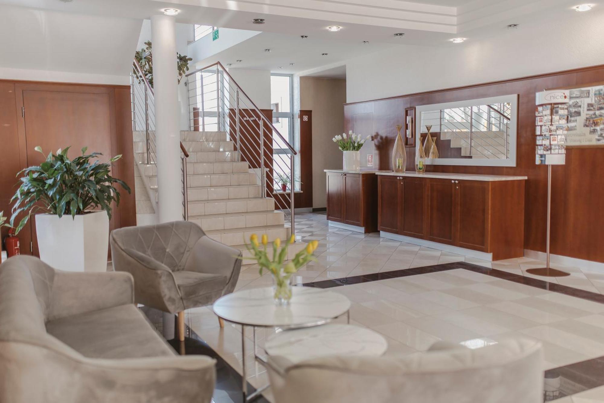 Hotel I Restauracja Borowianka ออสทรุฟ วีแยลคอพพอลสกี ภายนอก รูปภาพ