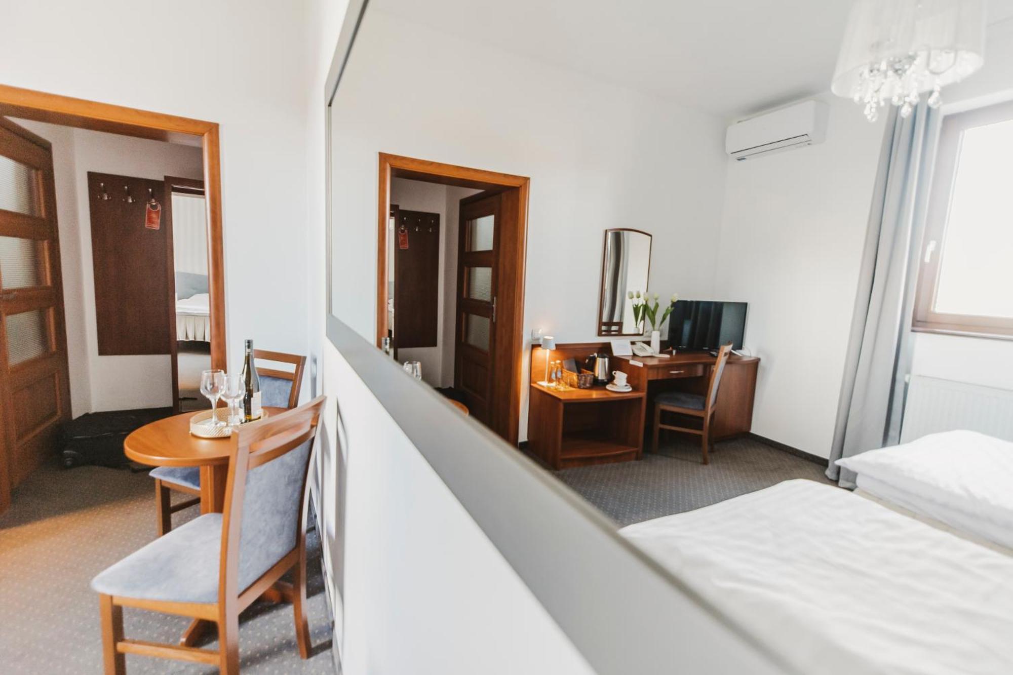 Hotel I Restauracja Borowianka ออสทรุฟ วีแยลคอพพอลสกี ภายนอก รูปภาพ