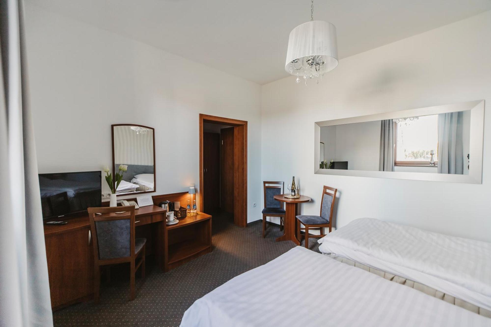 Hotel I Restauracja Borowianka ออสทรุฟ วีแยลคอพพอลสกี ภายนอก รูปภาพ