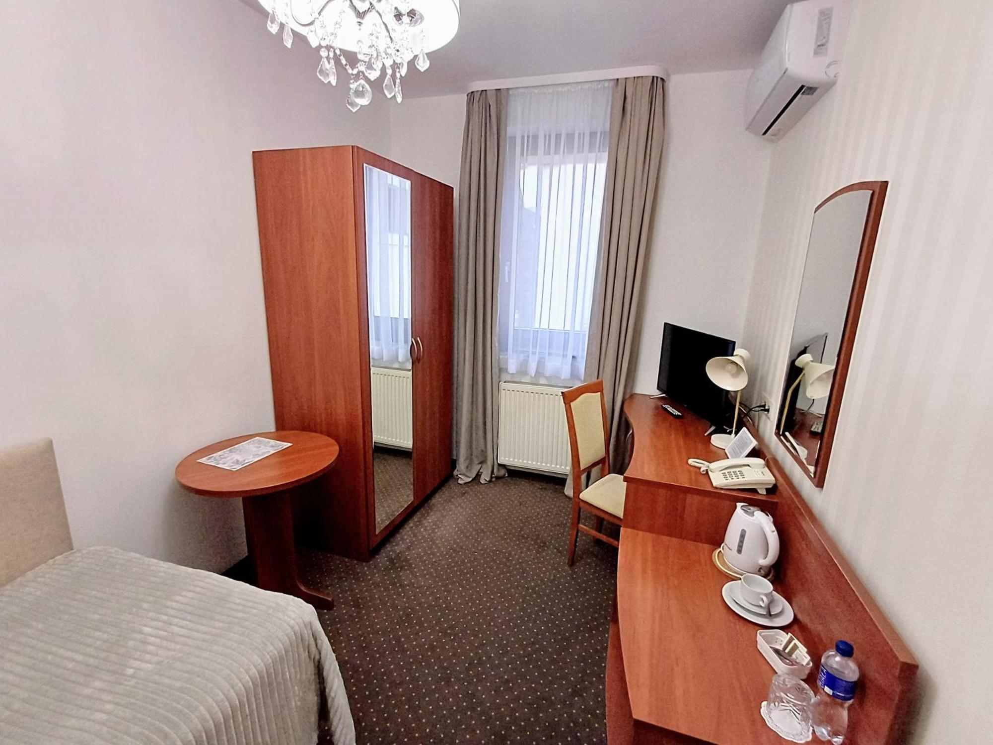 Hotel I Restauracja Borowianka ออสทรุฟ วีแยลคอพพอลสกี ภายนอก รูปภาพ