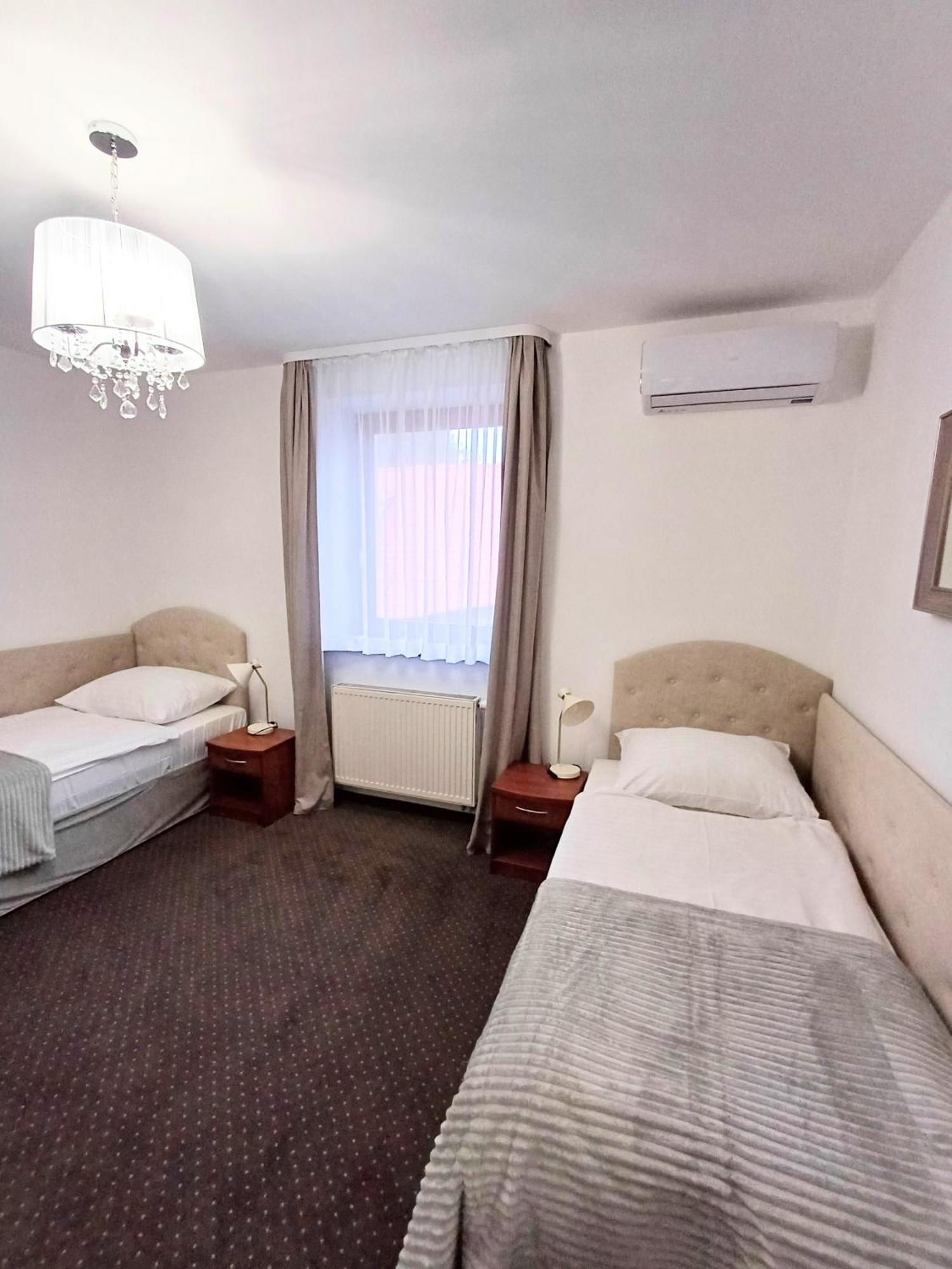 Hotel I Restauracja Borowianka ออสทรุฟ วีแยลคอพพอลสกี ภายนอก รูปภาพ