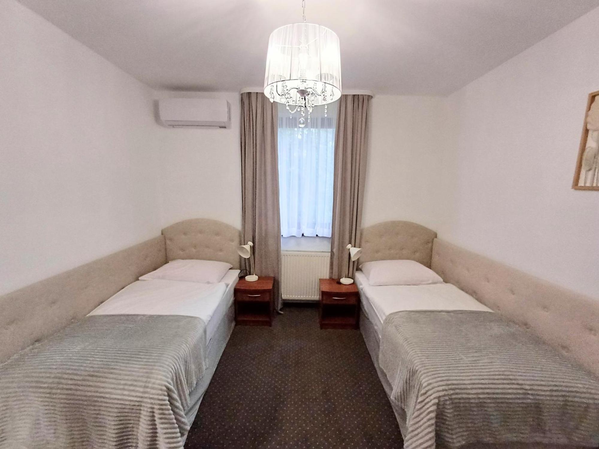 Hotel I Restauracja Borowianka ออสทรุฟ วีแยลคอพพอลสกี ภายนอก รูปภาพ