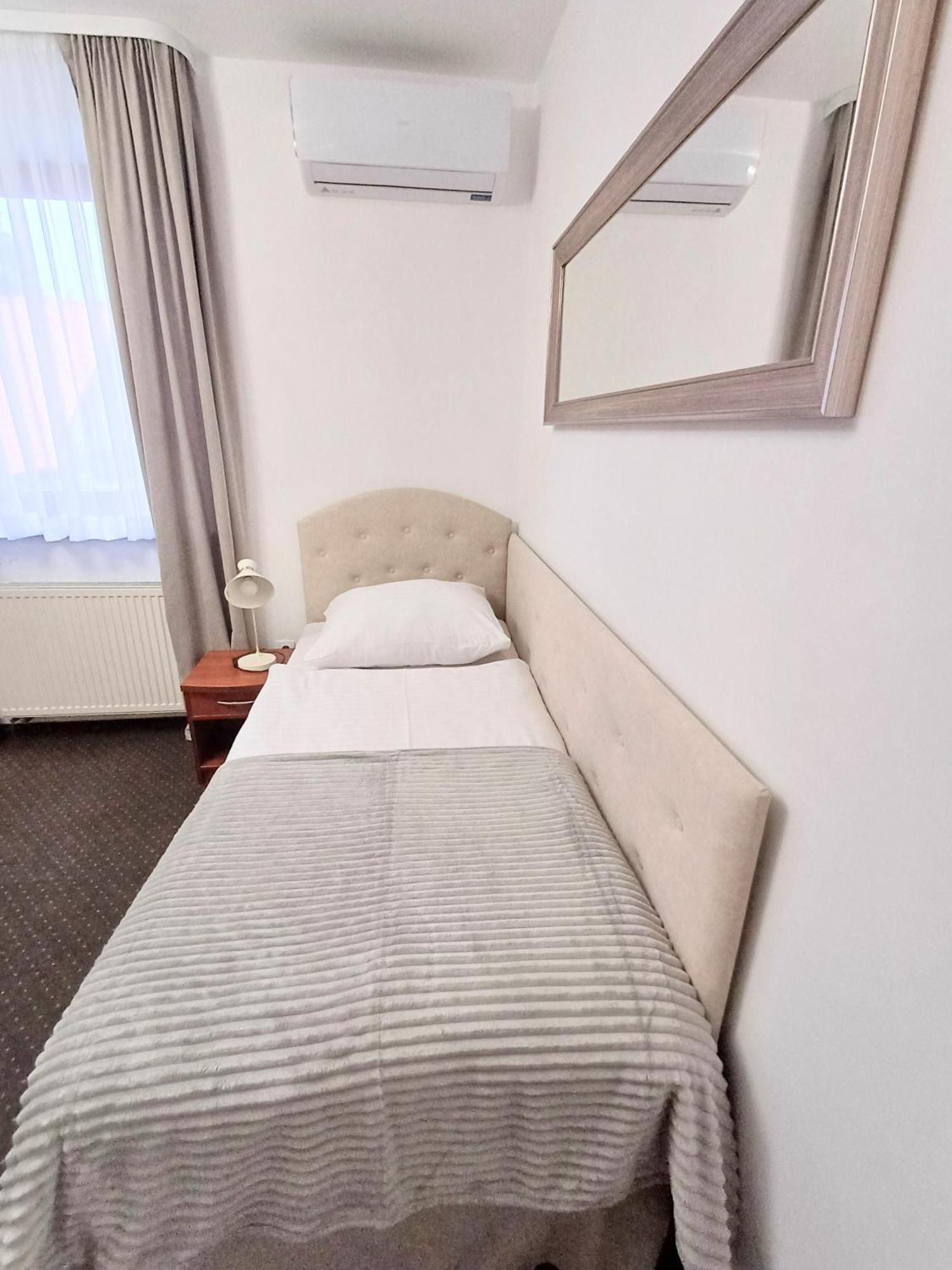 Hotel I Restauracja Borowianka ออสทรุฟ วีแยลคอพพอลสกี ภายนอก รูปภาพ