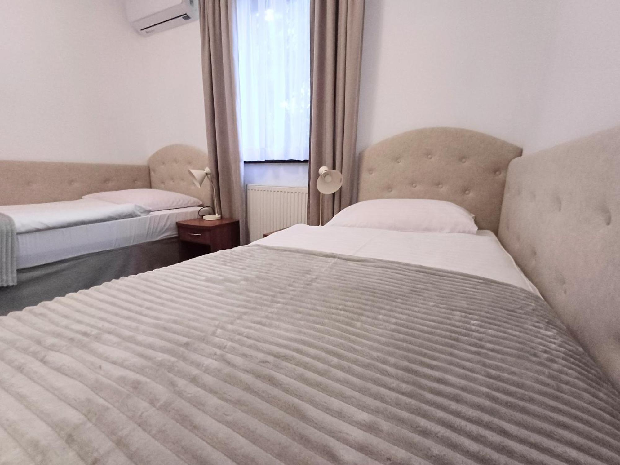 Hotel I Restauracja Borowianka ออสทรุฟ วีแยลคอพพอลสกี ภายนอก รูปภาพ