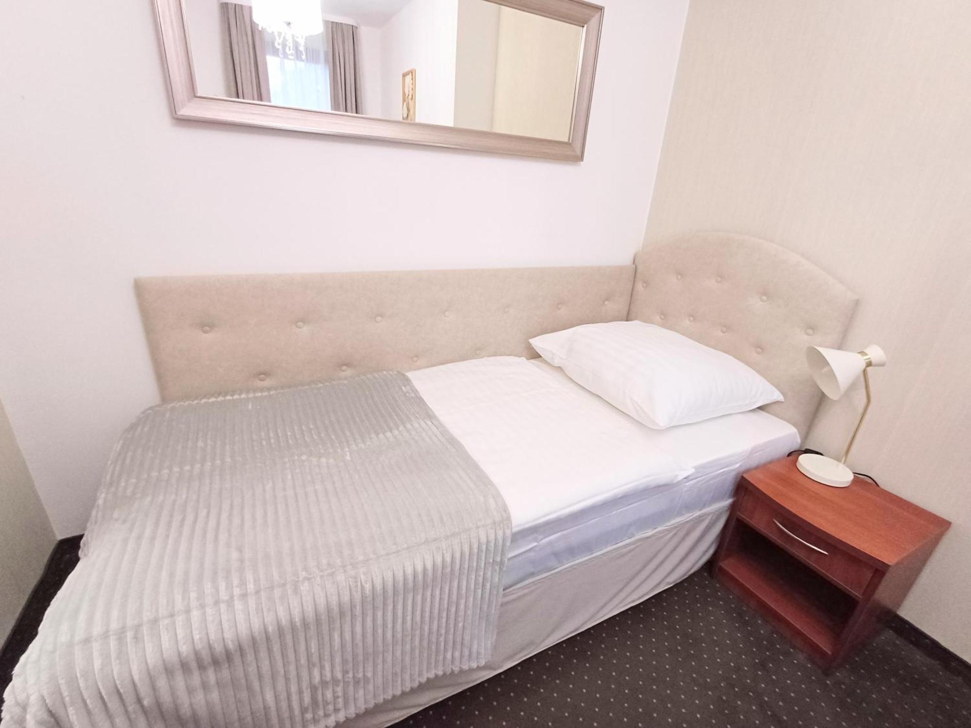Hotel I Restauracja Borowianka ออสทรุฟ วีแยลคอพพอลสกี ภายนอก รูปภาพ