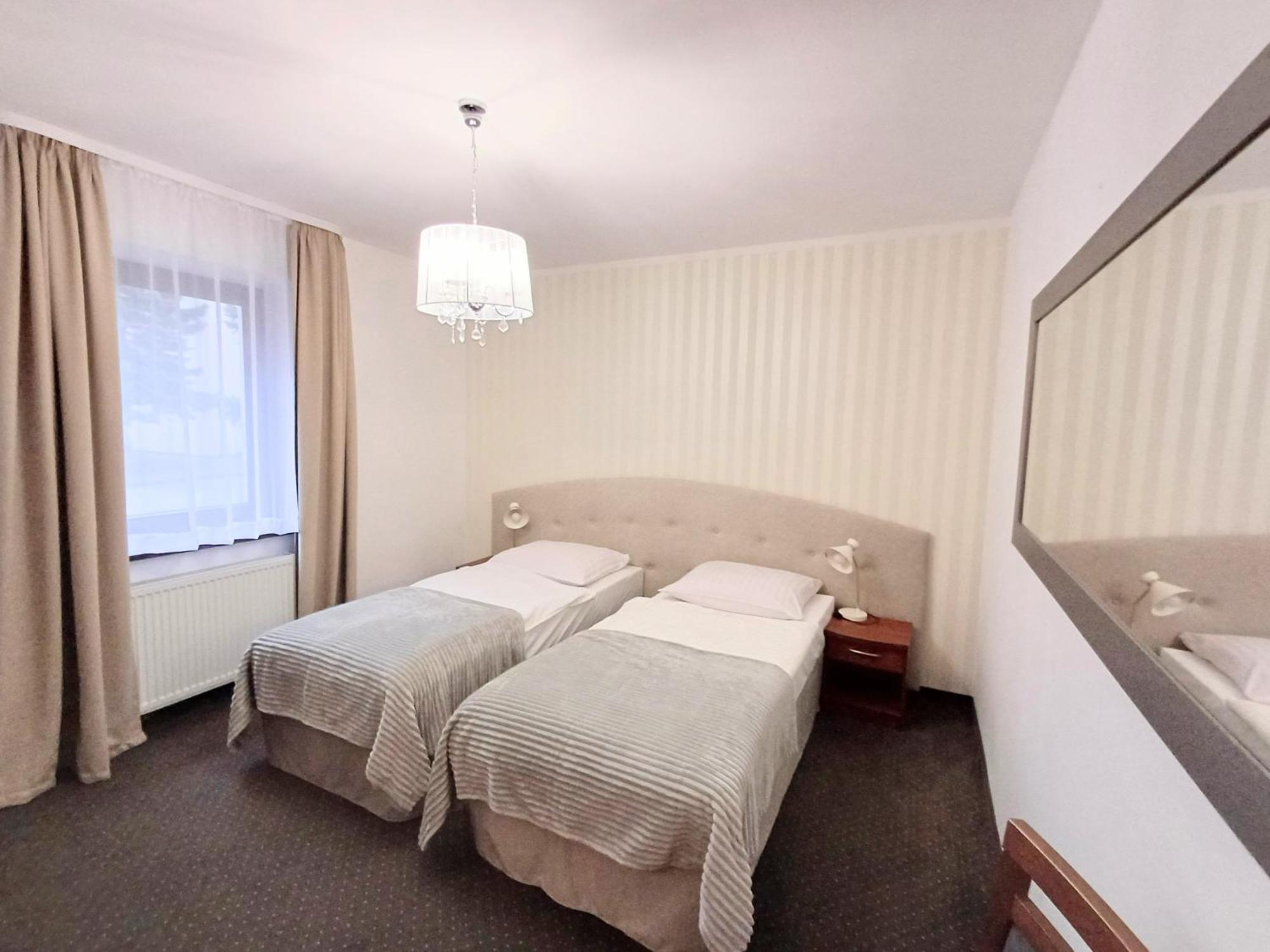 Hotel I Restauracja Borowianka ออสทรุฟ วีแยลคอพพอลสกี ภายนอก รูปภาพ