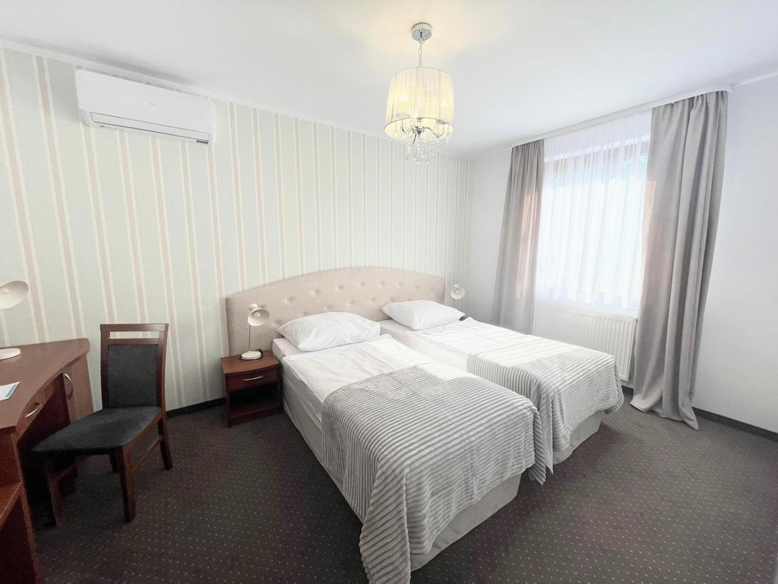 Hotel I Restauracja Borowianka ออสทรุฟ วีแยลคอพพอลสกี ภายนอก รูปภาพ