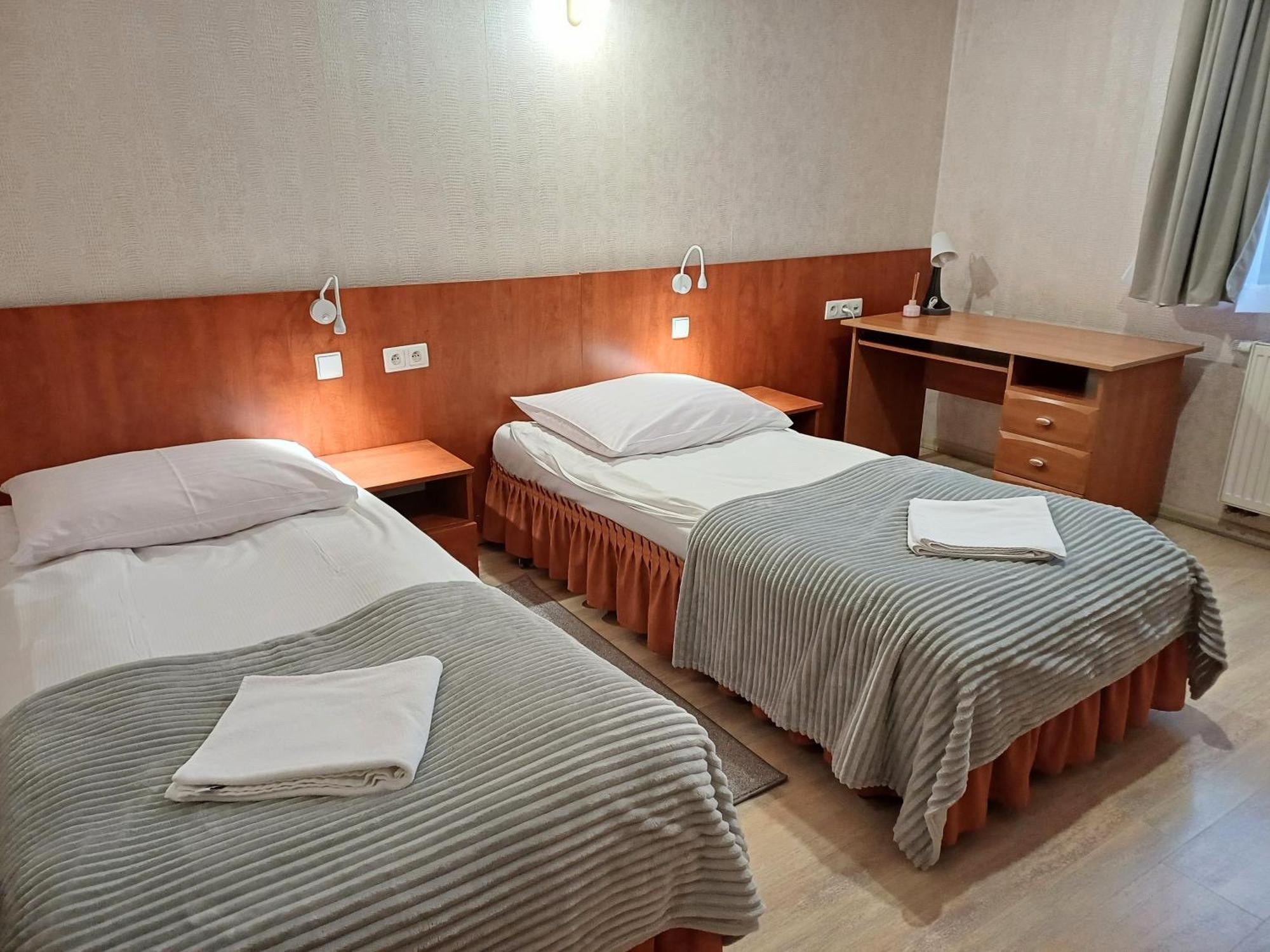 Hotel I Restauracja Borowianka ออสทรุฟ วีแยลคอพพอลสกี ภายนอก รูปภาพ