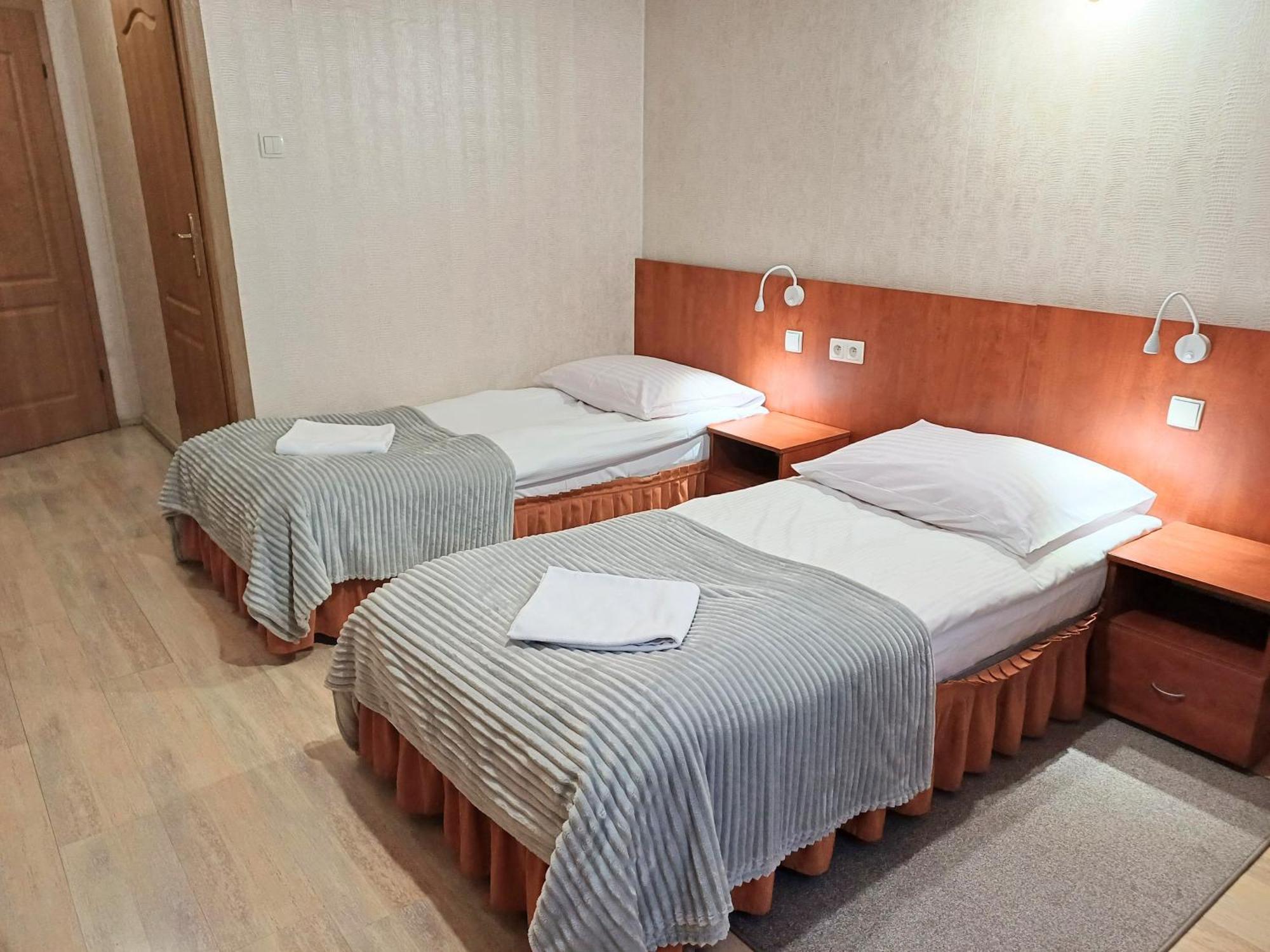 Hotel I Restauracja Borowianka ออสทรุฟ วีแยลคอพพอลสกี ภายนอก รูปภาพ