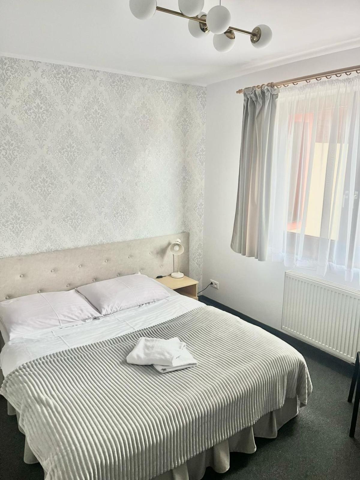 Hotel I Restauracja Borowianka ออสทรุฟ วีแยลคอพพอลสกี ภายนอก รูปภาพ
