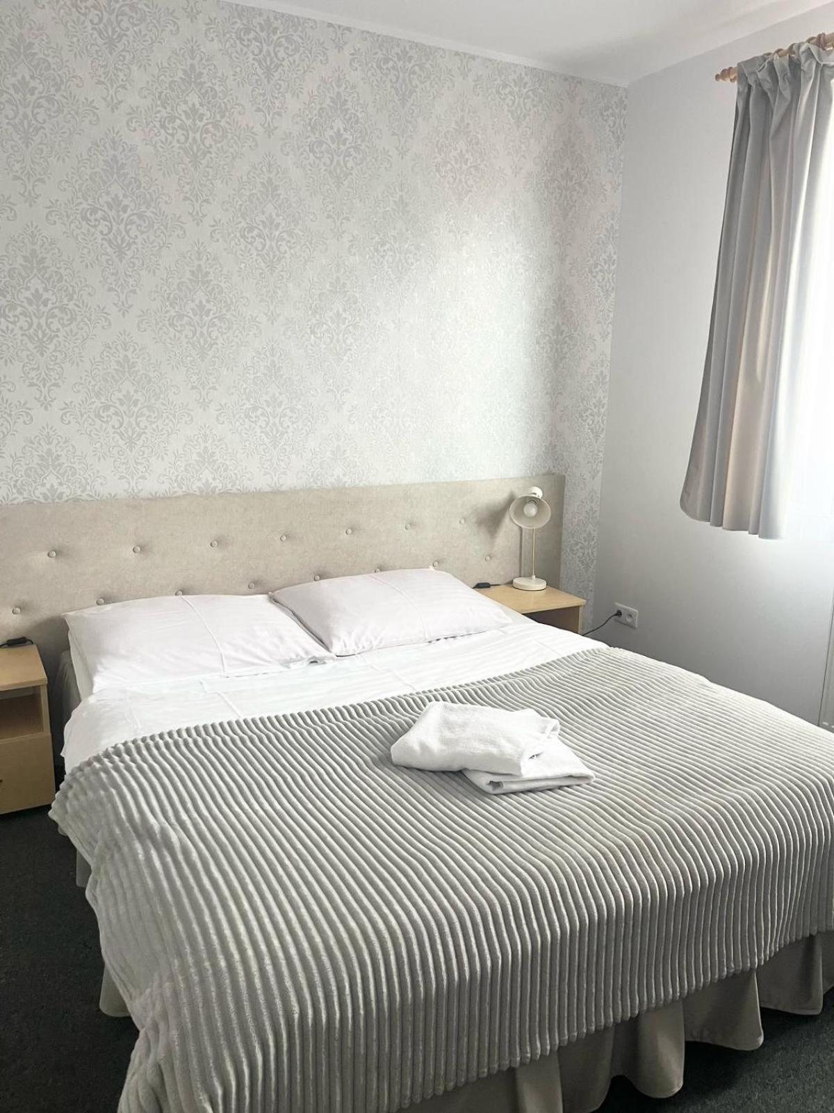 Hotel I Restauracja Borowianka ออสทรุฟ วีแยลคอพพอลสกี ภายนอก รูปภาพ