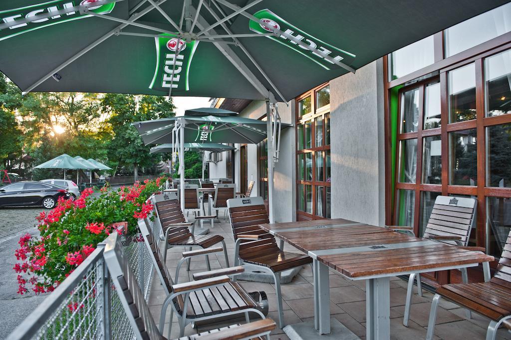 Hotel I Restauracja Borowianka ออสทรุฟ วีแยลคอพพอลสกี ภายนอก รูปภาพ